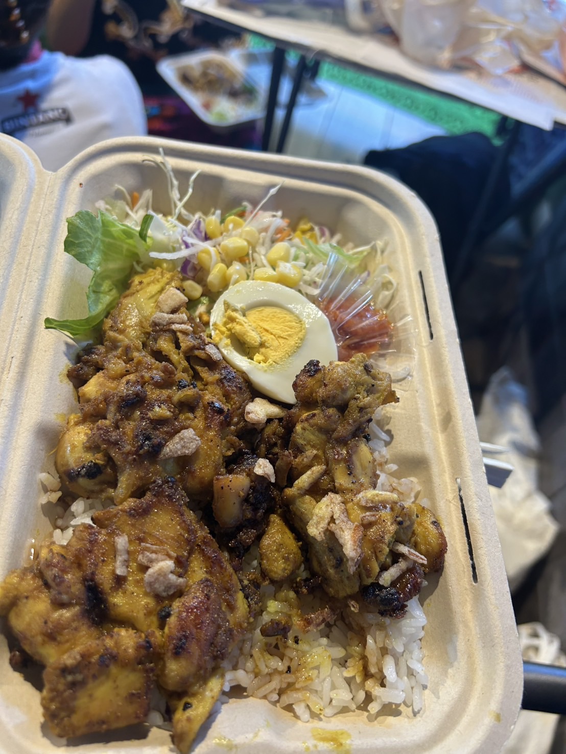 ターメリックで焼いた鶏肉をご飯にのせたバリ風プレート